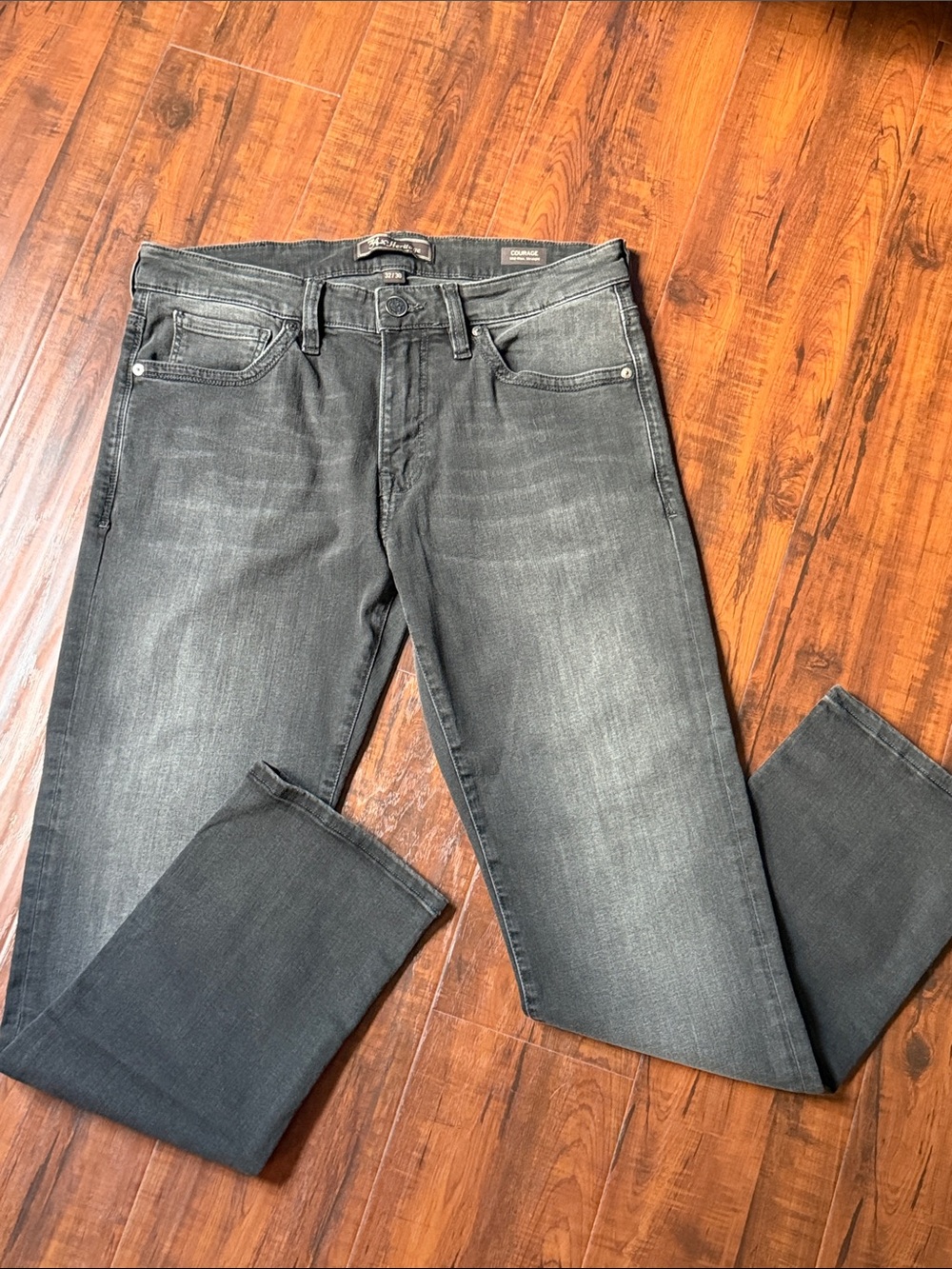34 Heritage Jeans. Black Denim Mid stride Straight. NEW Measures 34 w